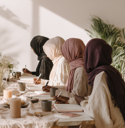 Apprendre l’arabe entre femmes : les avantages d’un cadre bienveillant et motivant