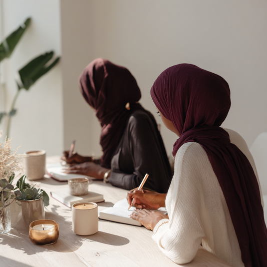 Deux femme voilées qui travaillent sur un bureau